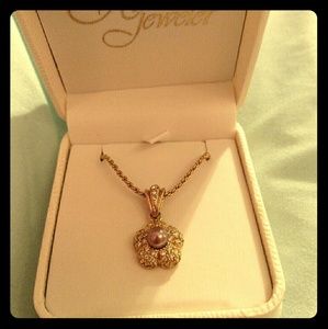 Shimmering flower necklace